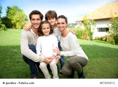 Familie im Eigenheim mit Bauherren Haftpflichtversicherung